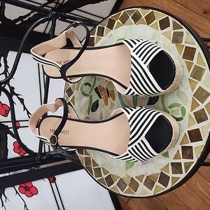 nine West flatform sandals size 9.5 M back/white stripes